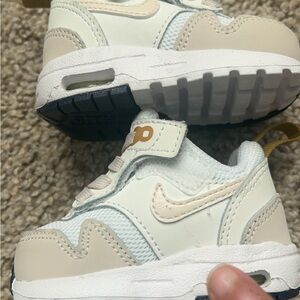 Nike air max 90 easy on 2C shoes. Wore by non walker and comes with box.